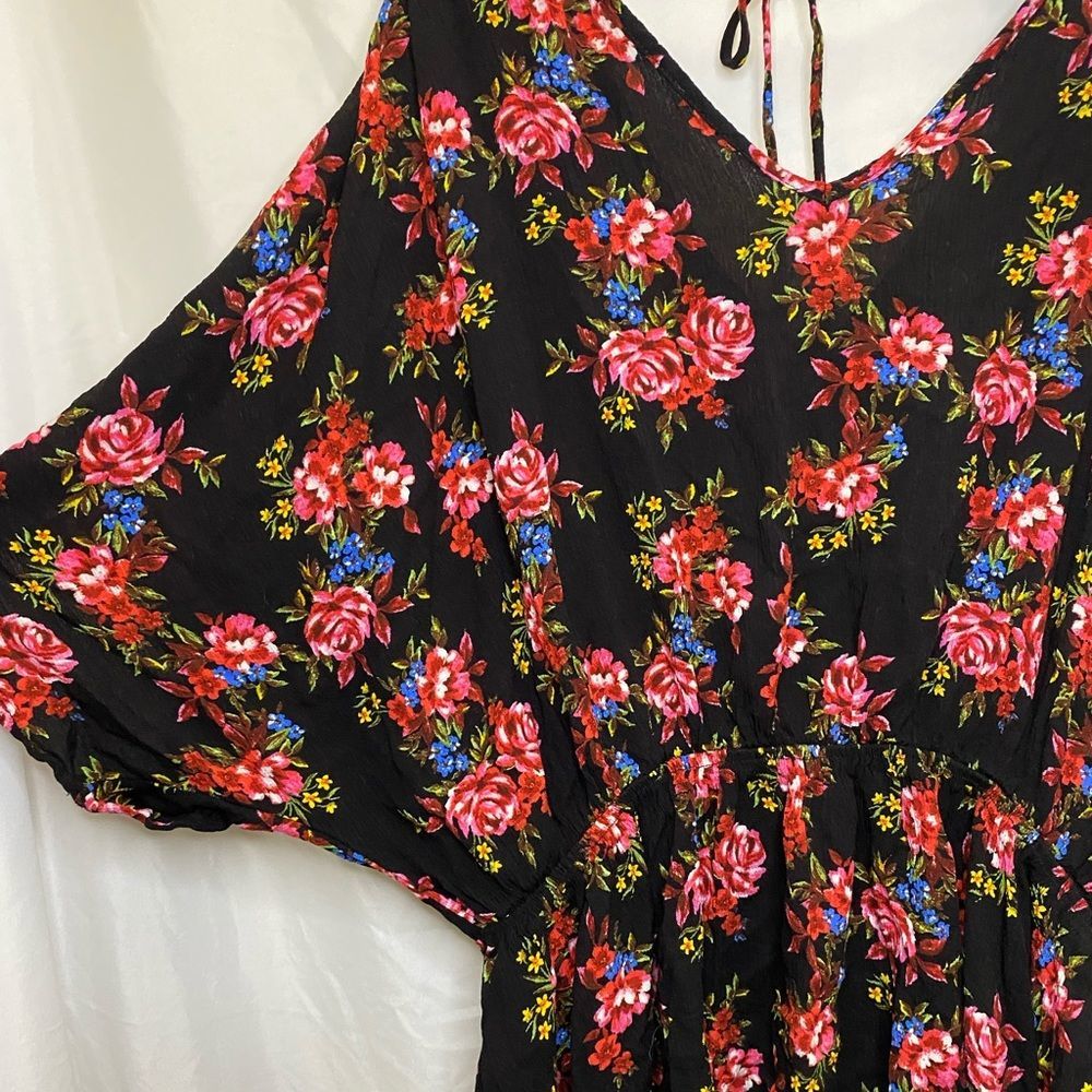 White Birch beautiful black floral blouse, v-neck cinched at waist, size 1x - Picture 4 of 8